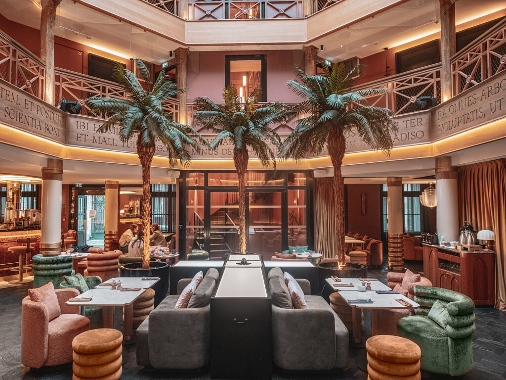 Salle de restaurant de l’hôtel Boudoir des Muses avec vue sur le bar