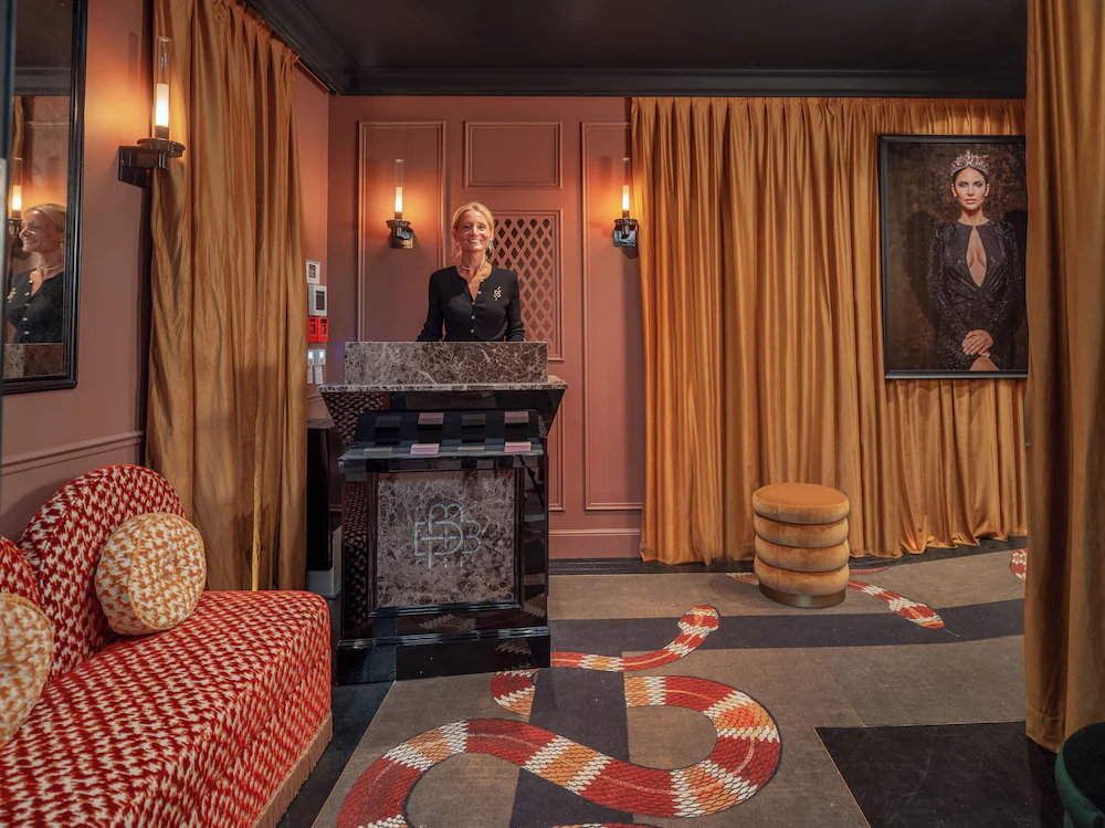 Réception de l’hôtel Boudoir des Muses avec ambiance chaleureuse et décoration textile