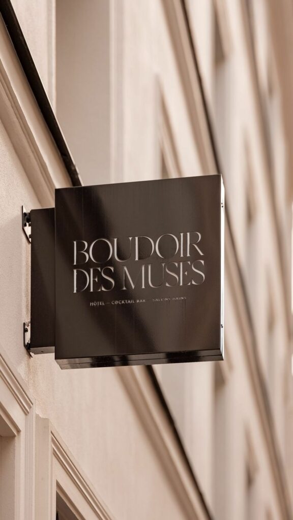 Enseigne extérieure de l’hôtel Boudoir des Muses à Paris