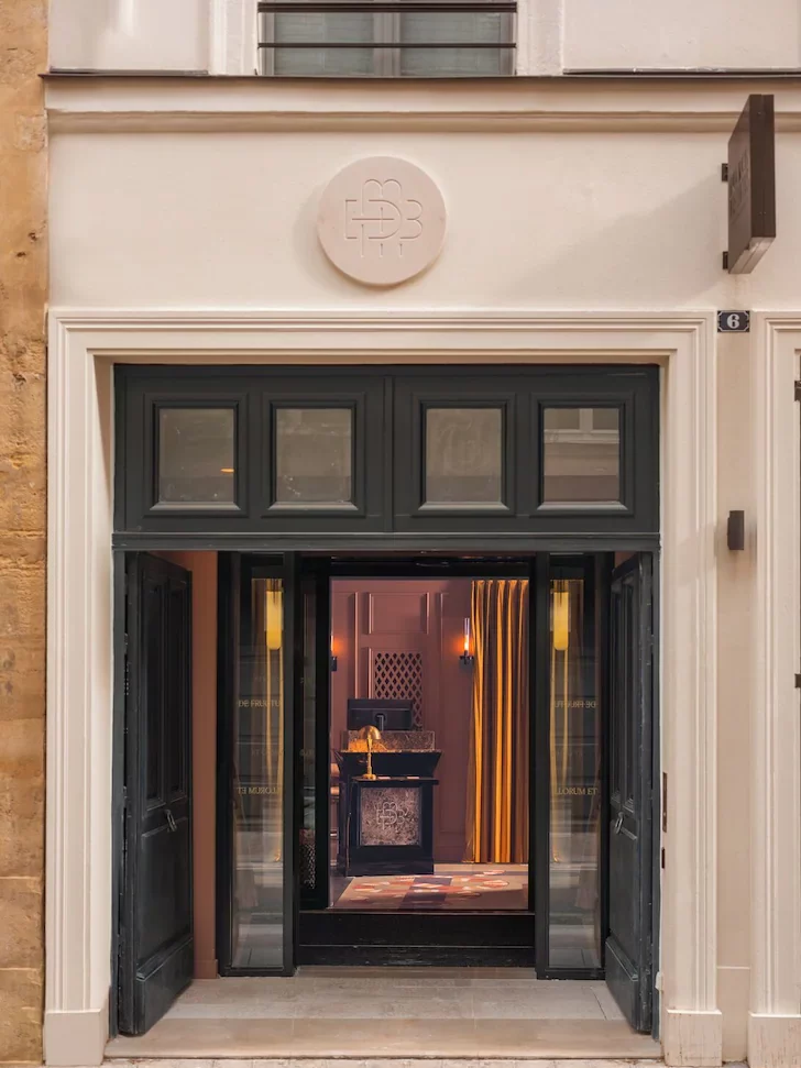 Entrée de l’hôtel Boudoir des Muses avec vue sur le lobby intérieur