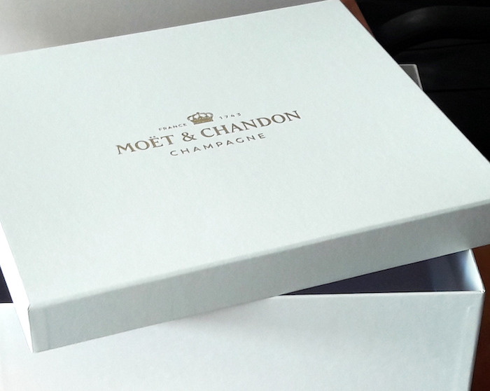 Coffret Moët & Chandon contenant un plaid en laine cachemire recyclé conçu par La Maison de la Maille