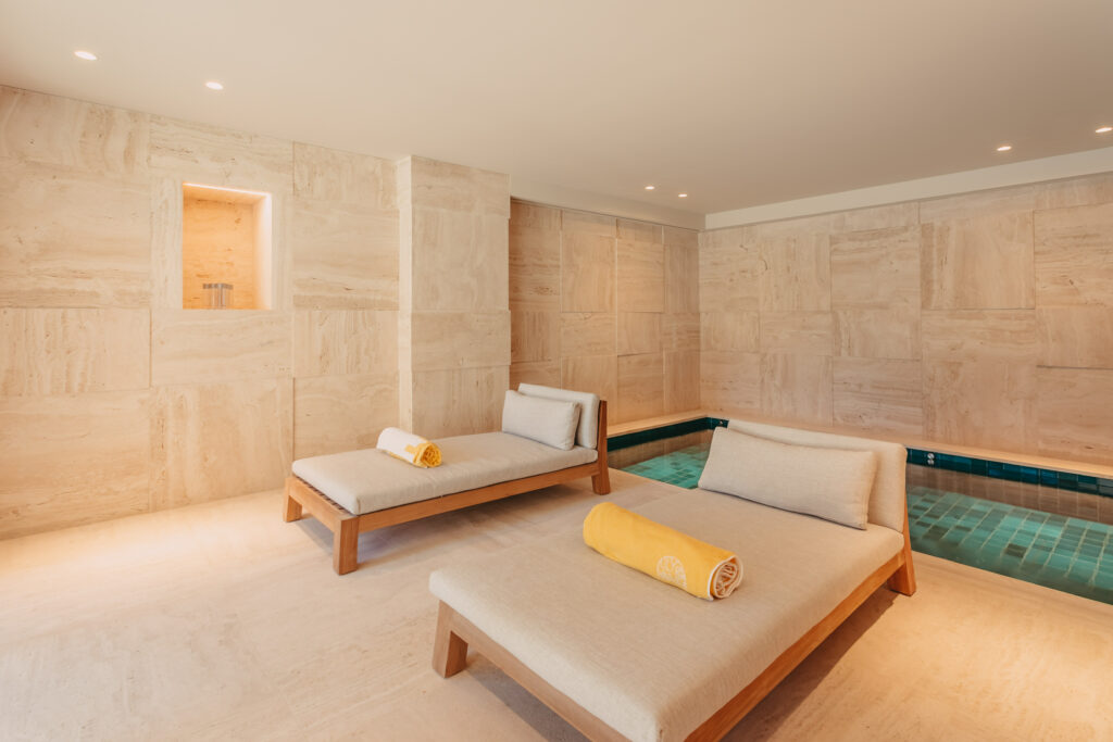 piscine interieure chalet luxe courchevel transats espace bien etre