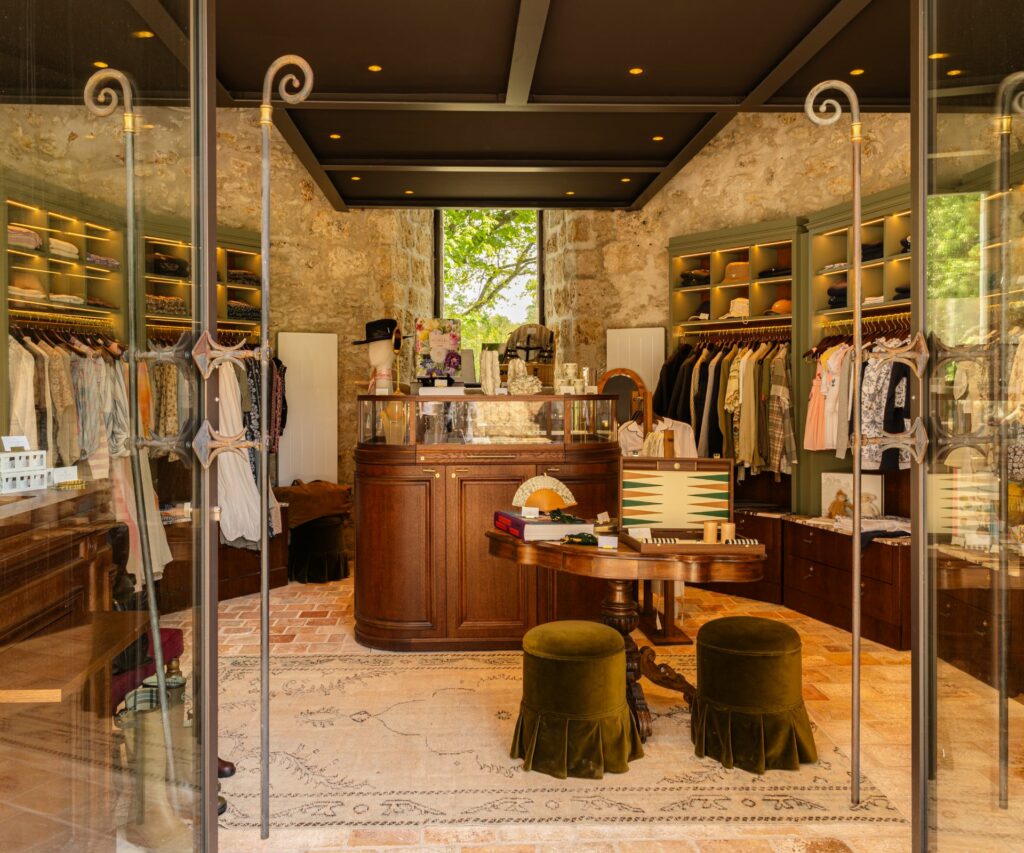 Intérieur boutique Abbaye Vaux de Cernay avec pièces textiles et univers plaid La Maison de la Maille, mettant en valeur le savoir-faire maille et les plaids haut de gamme