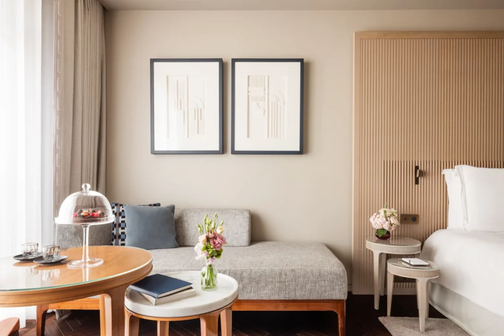 Espace salon dans une suite de l’Hôtel Lutetia avec mobilier élégant et ambiance lumineuse