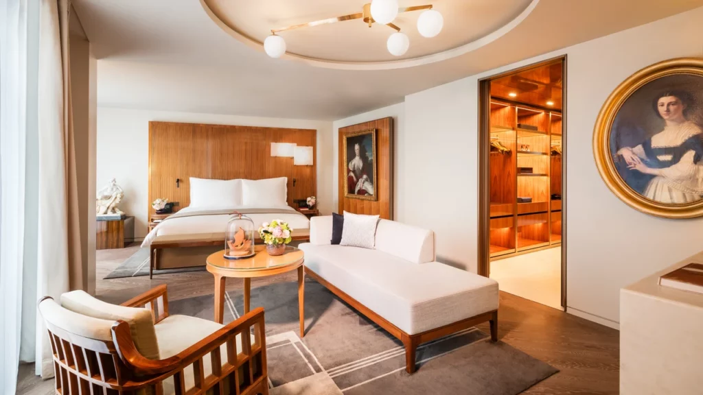 Intérieur d’une suite de l’Hôtel Lutetia à Paris avec salon et espace nuit élégant