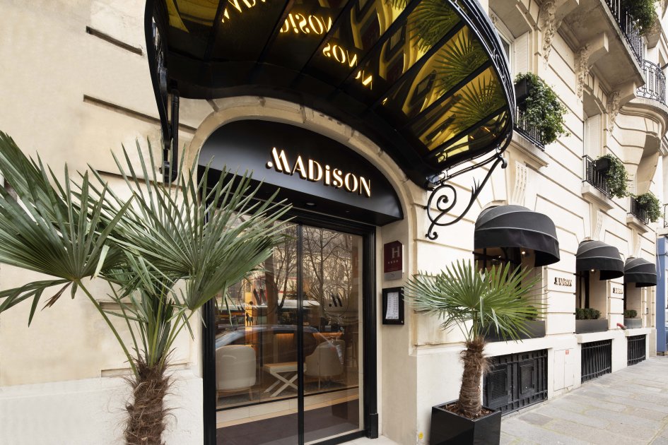 Façade de l’Hôtel Madison à Paris avec marquise noire et entrée élégante