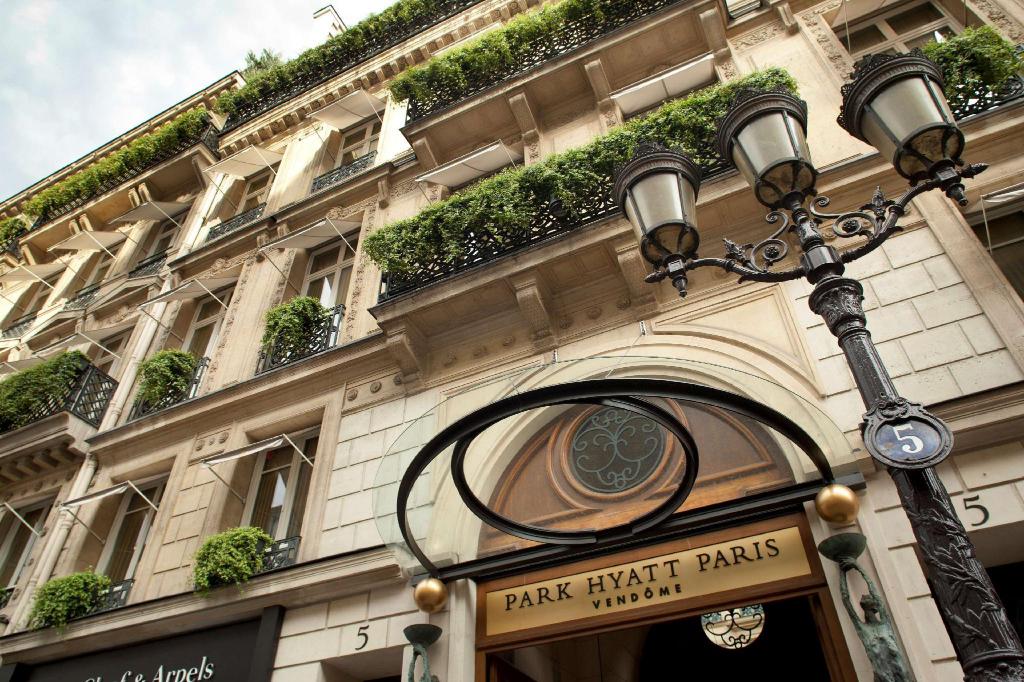 Façade emblématique du Park Hyatt Paris Vendôme avec architecture parisienne et entrée de l’hôtel