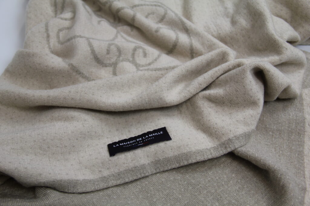 Plaid en maille de cachemire avec logo Park Hyatt et étiquette La Maison de la Maille, détail textile haut de gamme