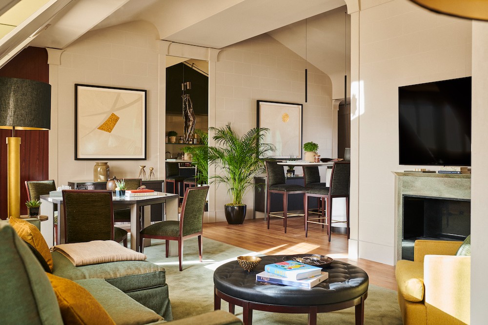 Salon et cuisine avec mobilier design et plaid en laine mérinos extra fin haut de gamme dans une suite du Park Hyatt Paris Vendôme