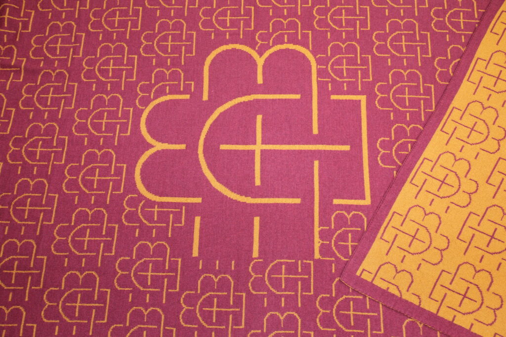 Motif graphique rouge et jaune d’un plaid en maille sur mesure réalisé pour Boudoir des Muses