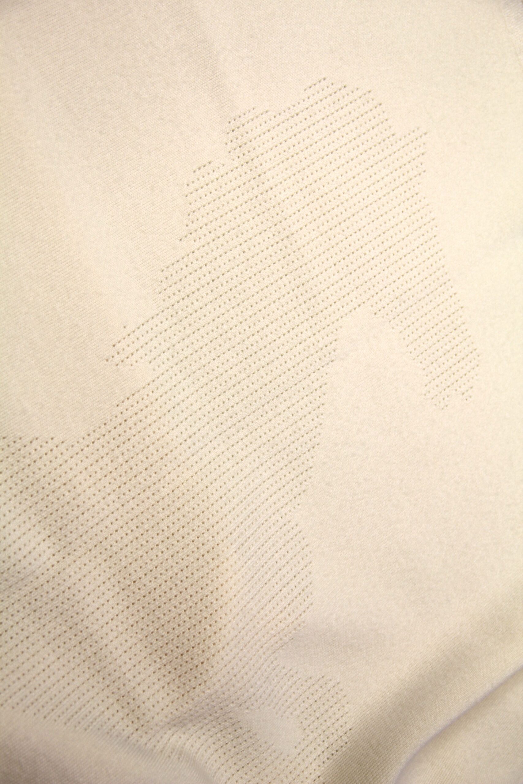 Détail de la maille mérinos ajourée – Cheval Blanc