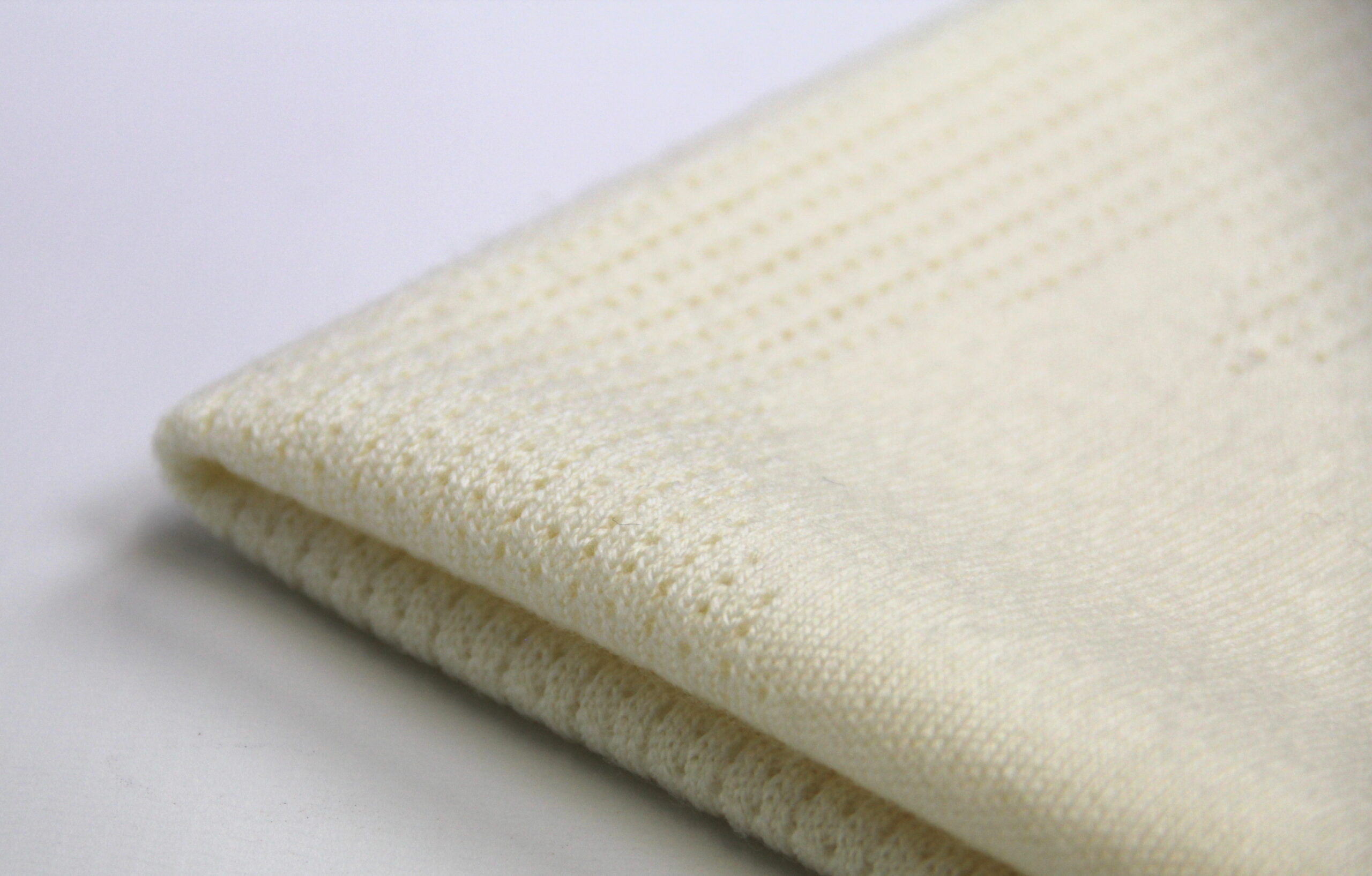 Détail de la maille mérinos ajourée – Cheval Blanc