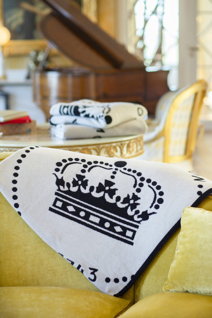 Motif couronne du plaid en laine cachemire recyclé Moët & Chandon, travail de maille haut de gamme