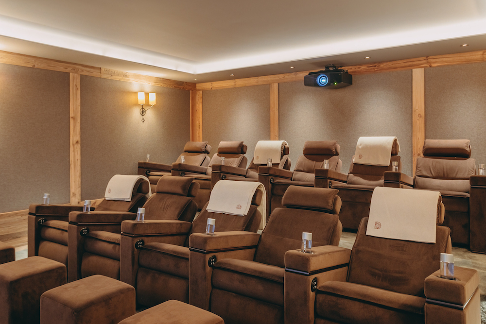 salle cinema chalet luxe courchevel espace detente